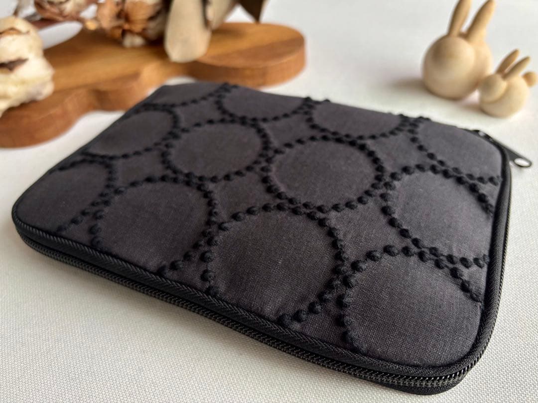 comin【マルチケース／キーポーチ】タンバリン チャコール×ブラック