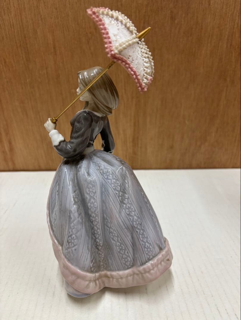 リアドロ パラソルを持つ娘