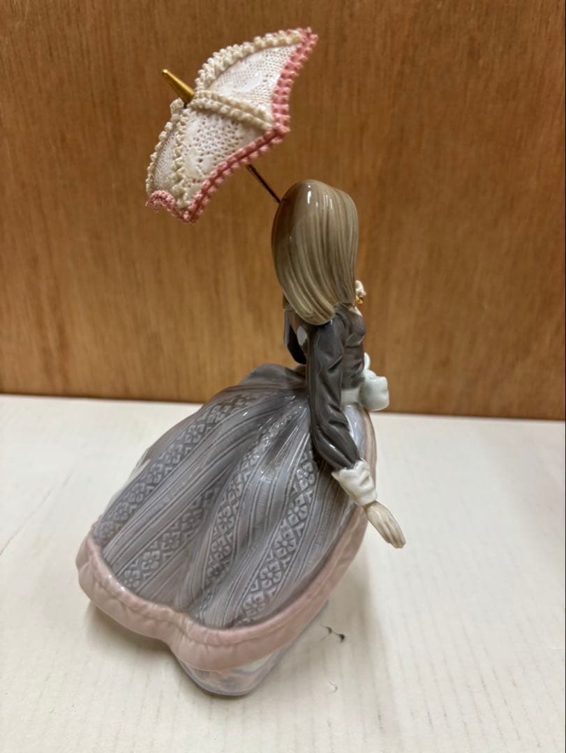 リアドロ パラソルを持つ娘