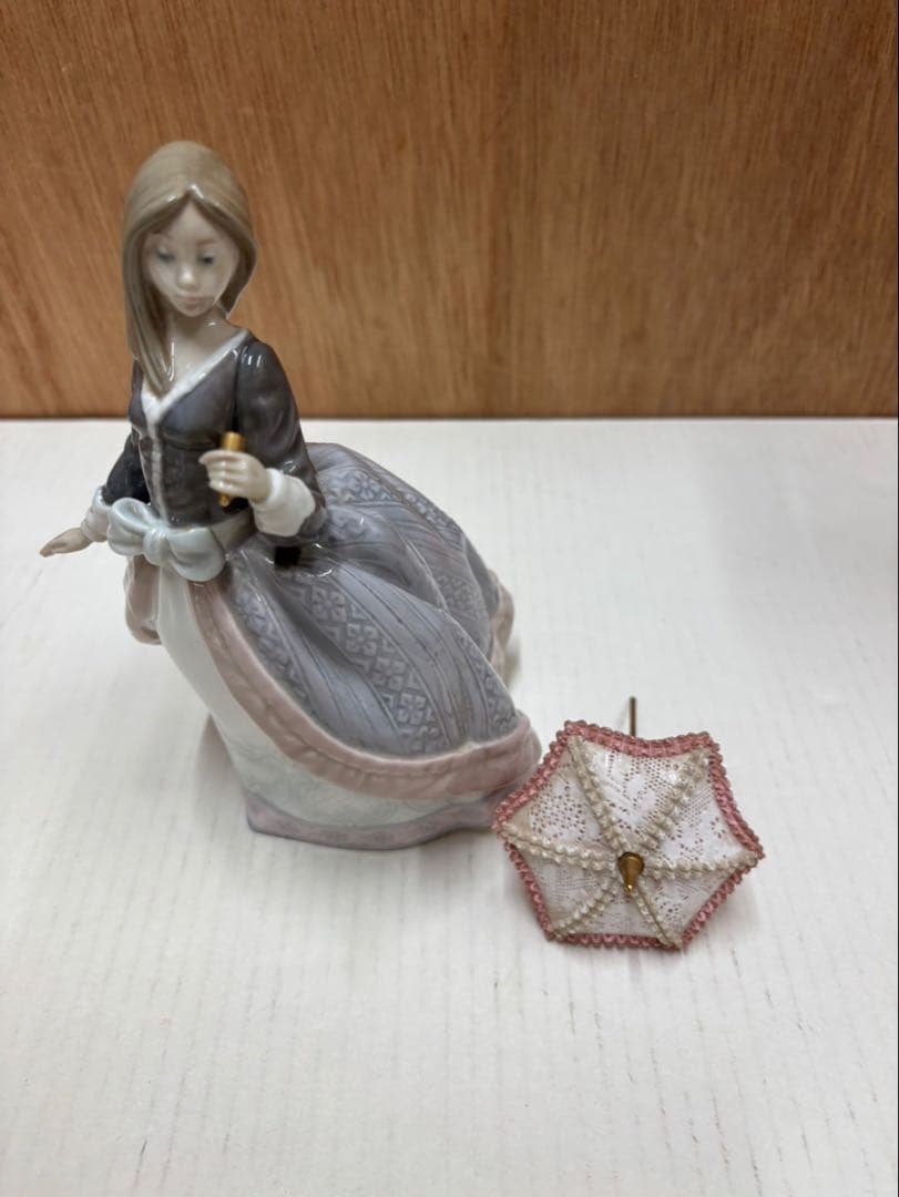 リアドロ パラソルを持つ娘