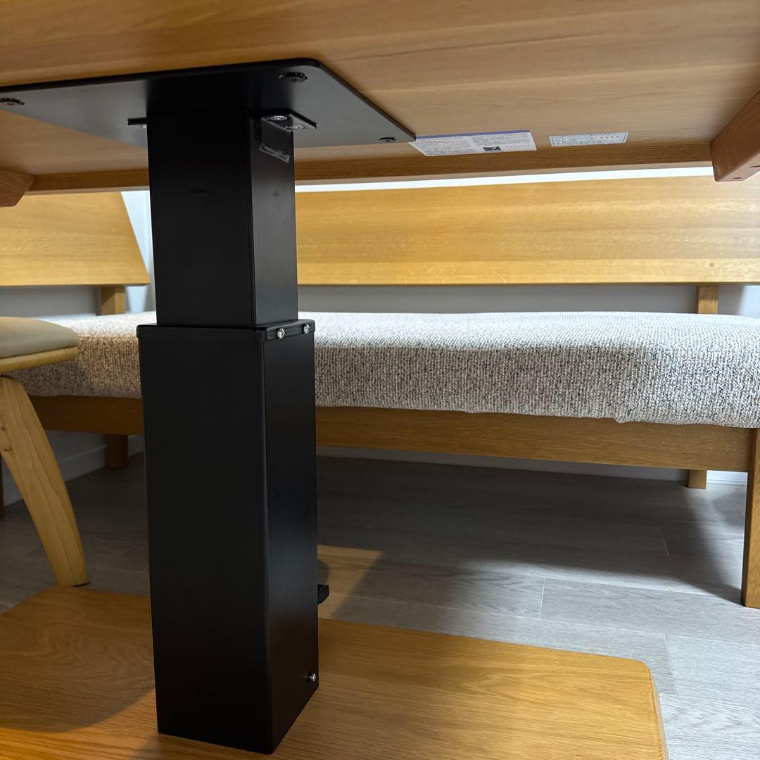 木製ベンチ ベージュ系 布地とテーブル