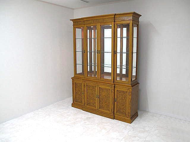 ドレクセルヘリテイジ　照明付きキュリオケース　　 飾り棚/チャイナキャビネット