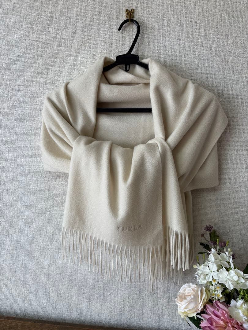 FURLAのカシミヤのオフホワイト 幅広い　レディースマフラー　 ショール
