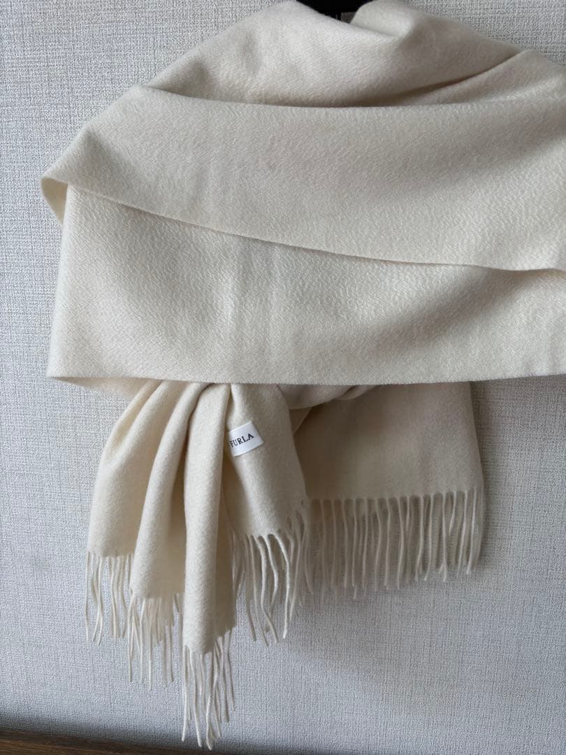 FURLAのカシミヤのオフホワイト 幅広い　レディースマフラー　 ショール