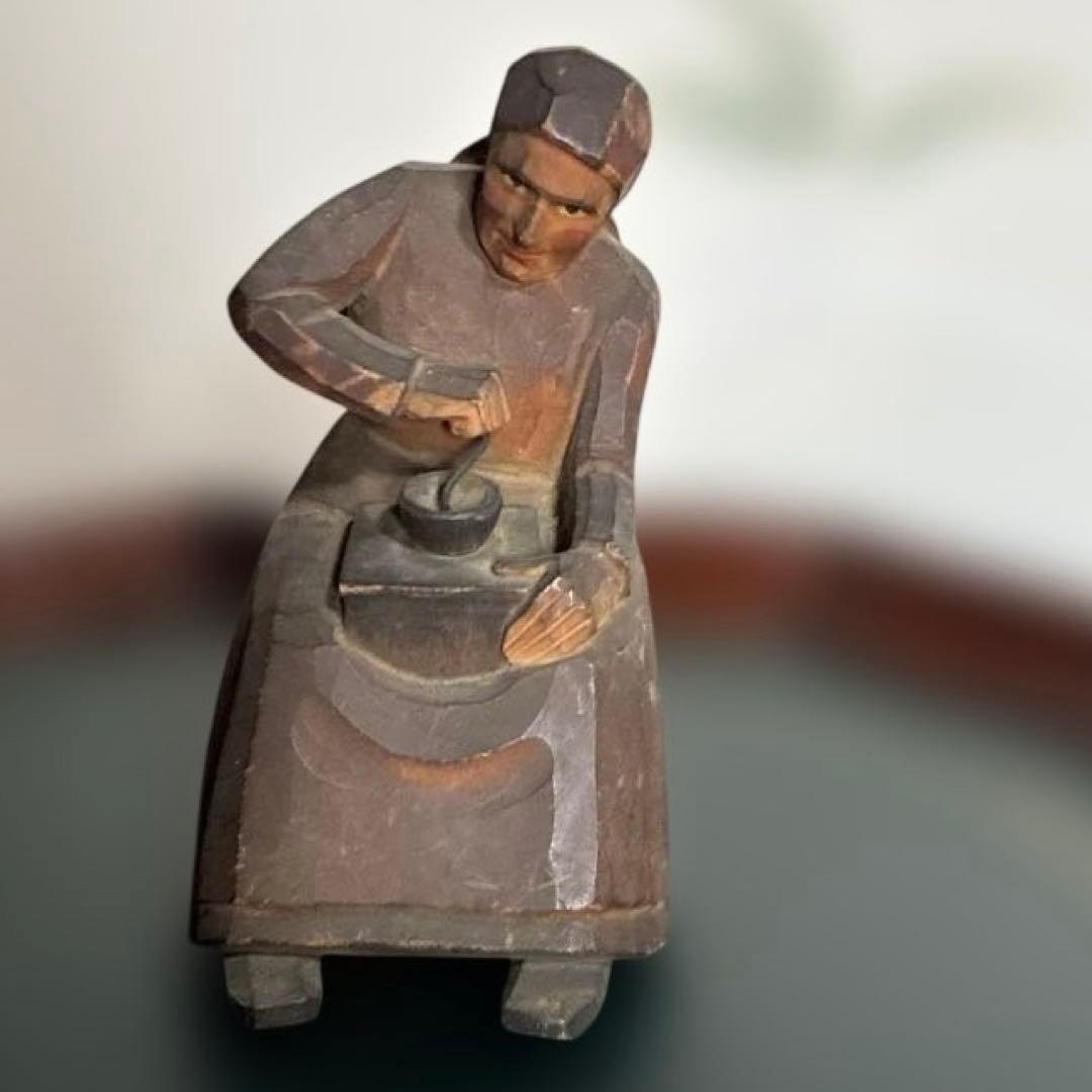 スイスのハグラー・ワイス工房によるヴィンテージの木彫りの女性の置き物