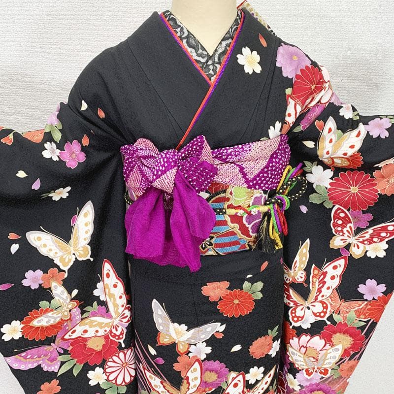 507z52, レース半衿☆人気！振袖 古典柄 金彩 地紋 蝶 赤×黒☆美品