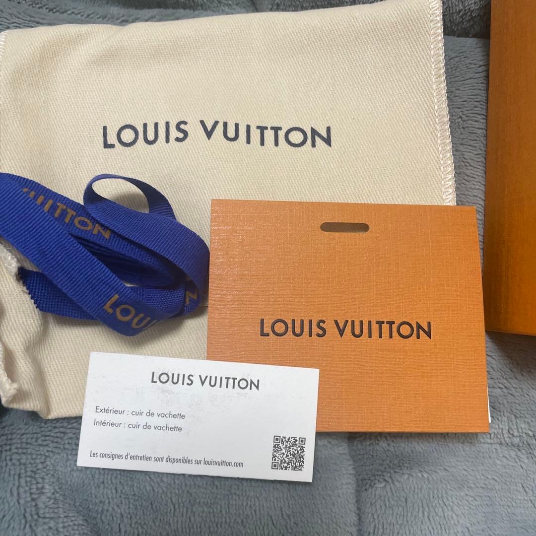 ルイヴィトン　ポルトフォイユ・ヴィクトリーヌ　トゥルトレールクレーム