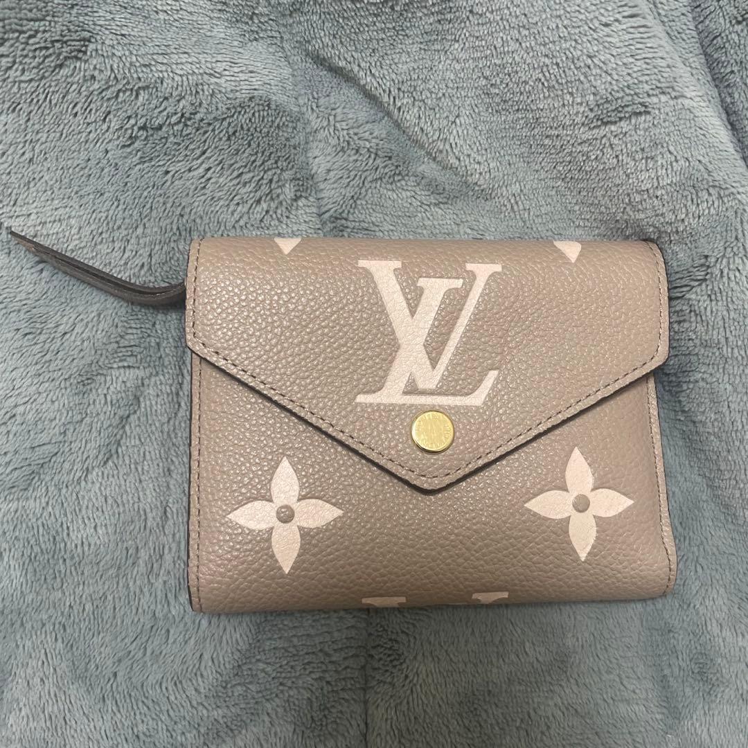 ルイヴィトン　ポルトフォイユ・ヴィクトリーヌ　トゥルトレールクレーム