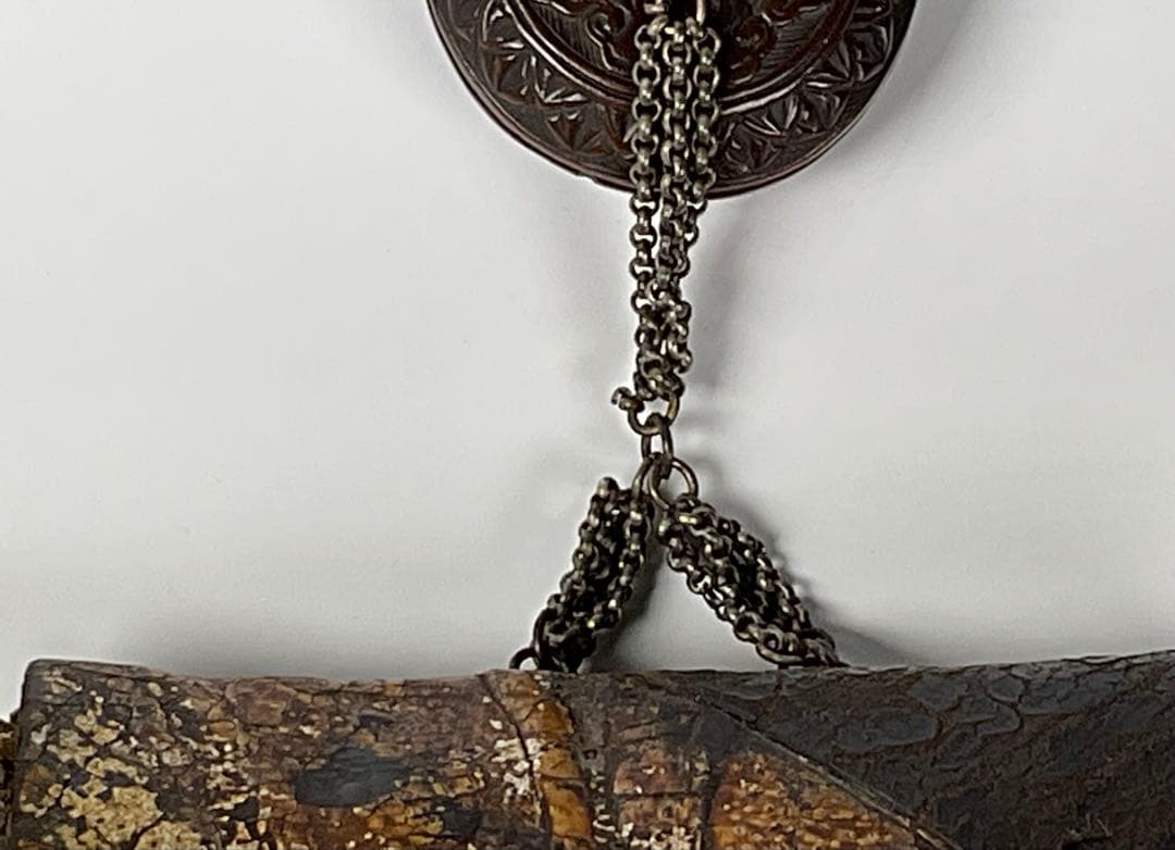 煙草入れ　金唐革　饅頭根付　忠利銘　提げ物