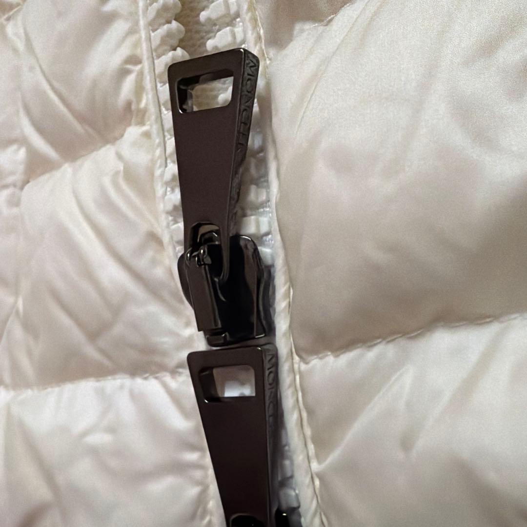 モンクレール　ホワイト ダウンジャケット