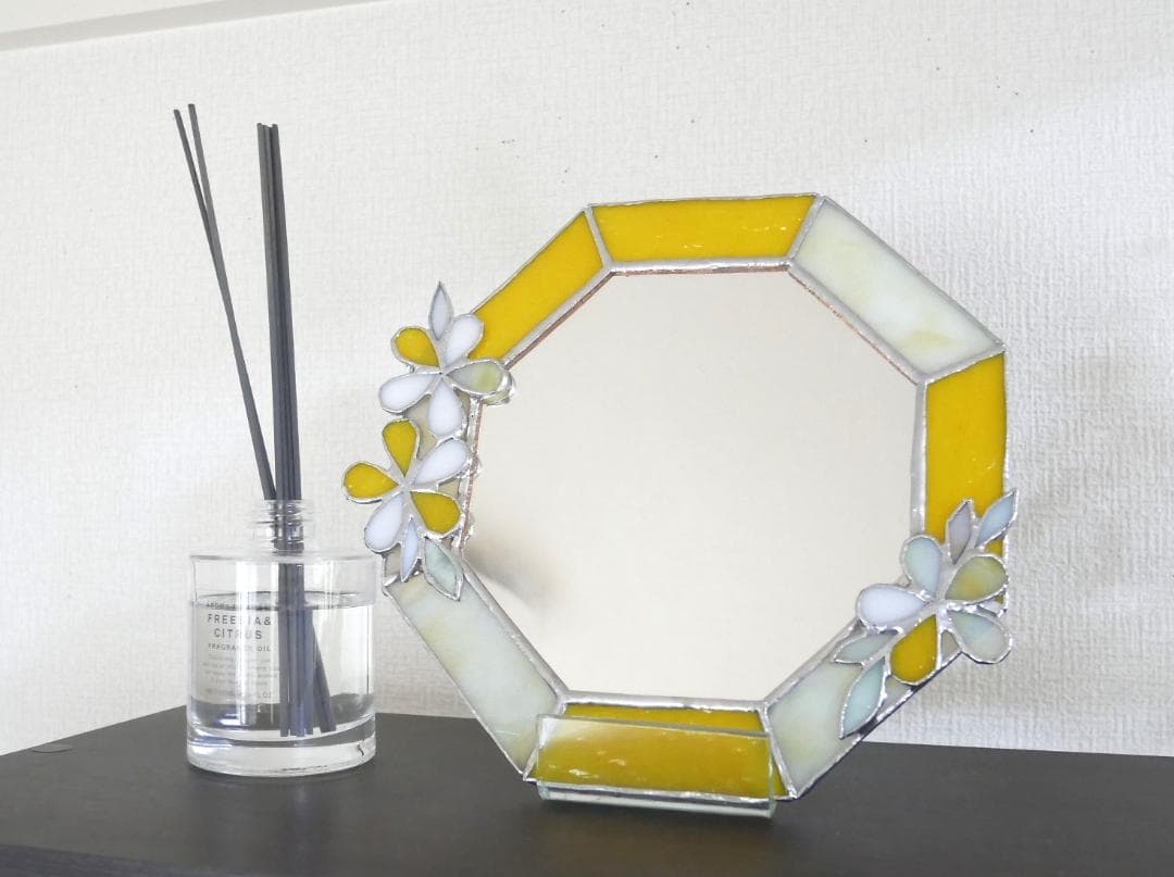 ✴︎:.。 黄色の八角形の鏡♪　(size20㎝/max22㎝）　ステンドグラス