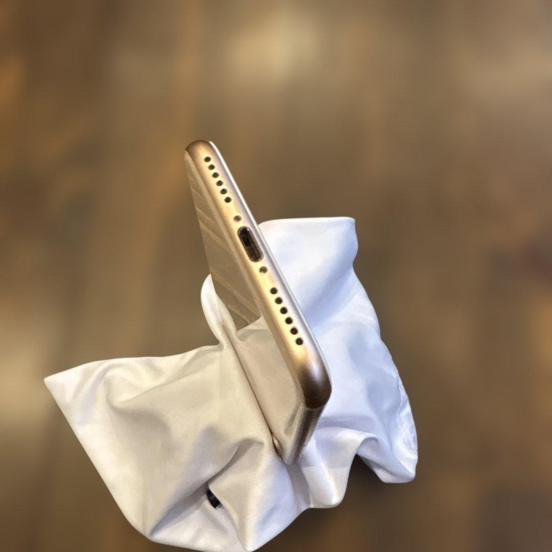 美品　Apple iPhone 8 64GB ゴールド