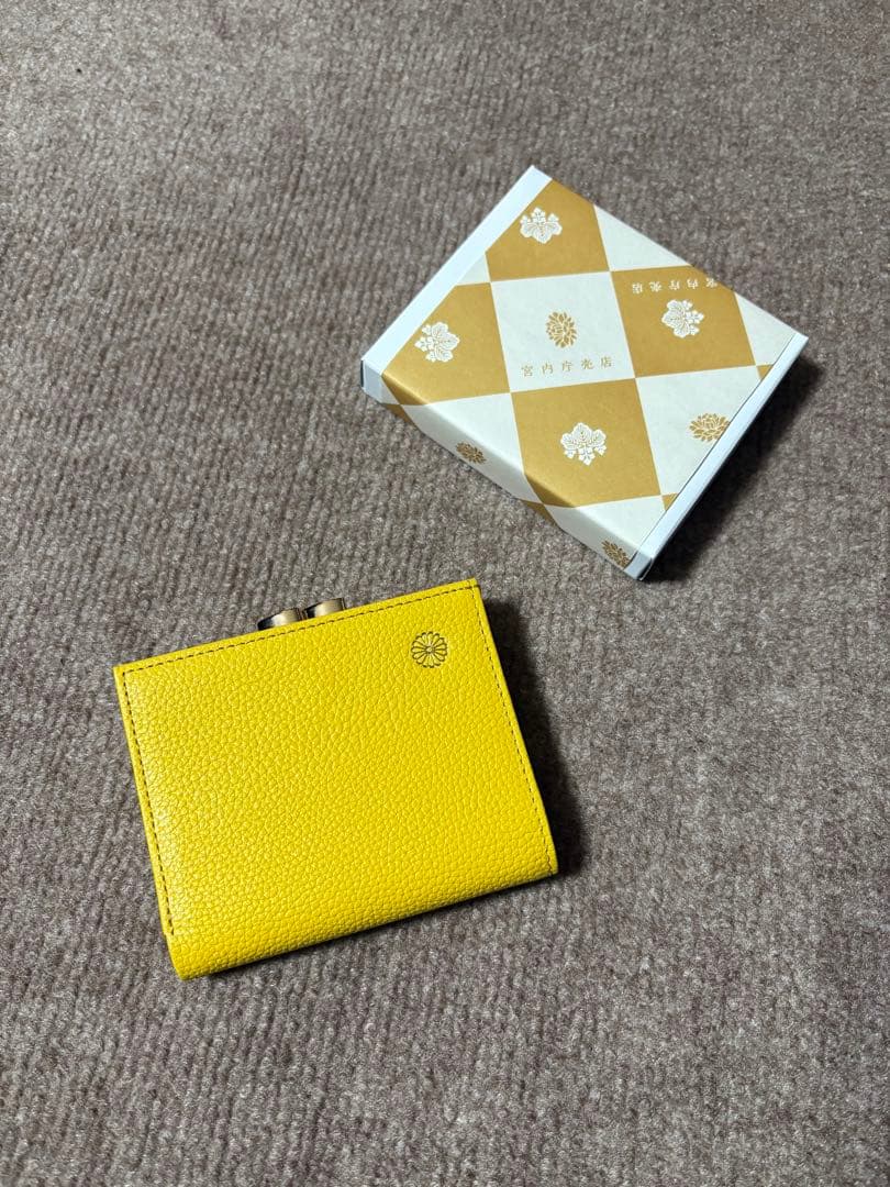 【皇居限定】新品未使用　牛本革　菊の御紋　がま口財布　イエロー【お値下げ中】