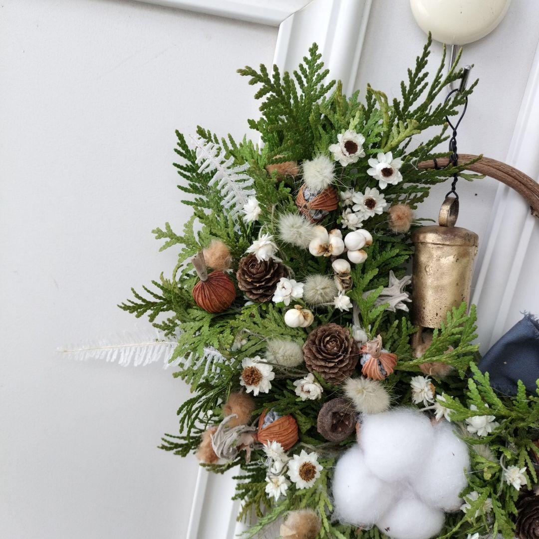 カウベルの優しい音色　コニファーと木の実の三日月リース　クリスマスリース