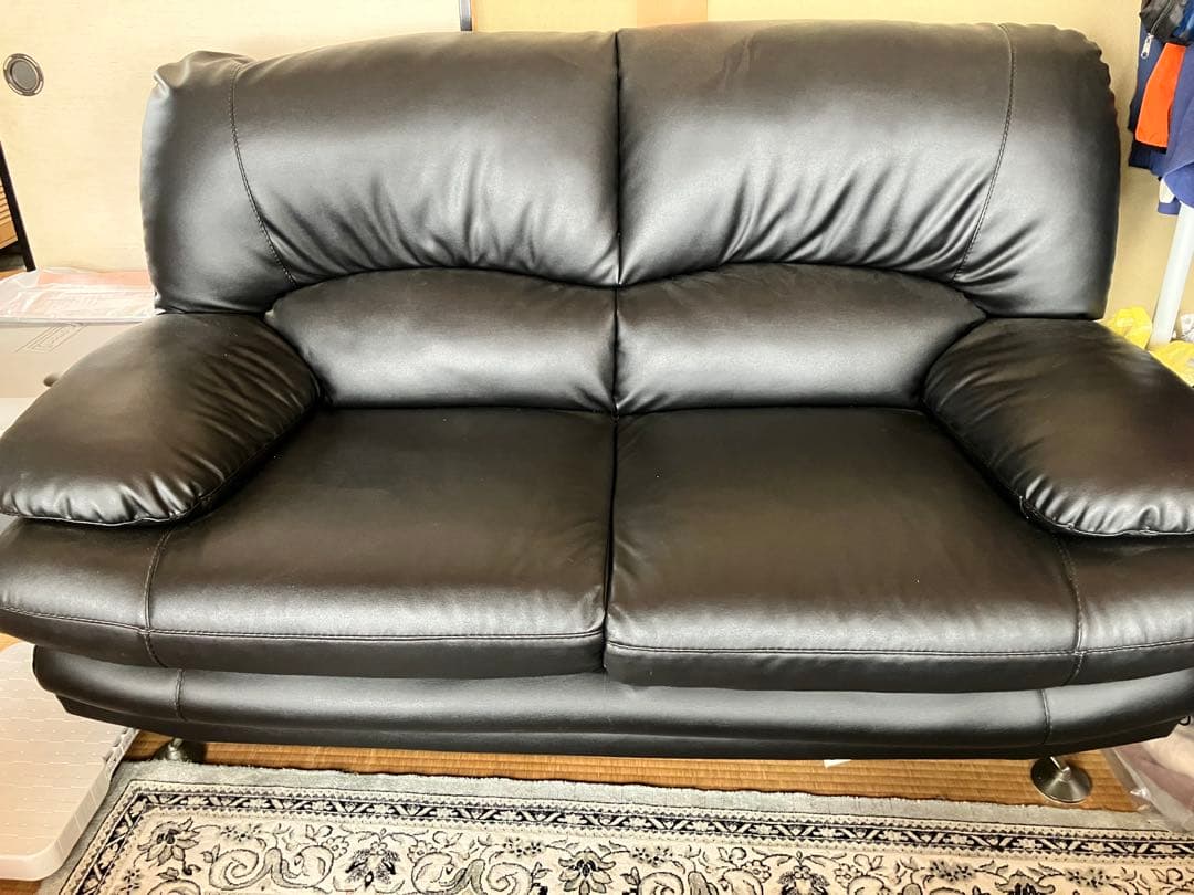 黒の合成皮革2人掛けソファ
