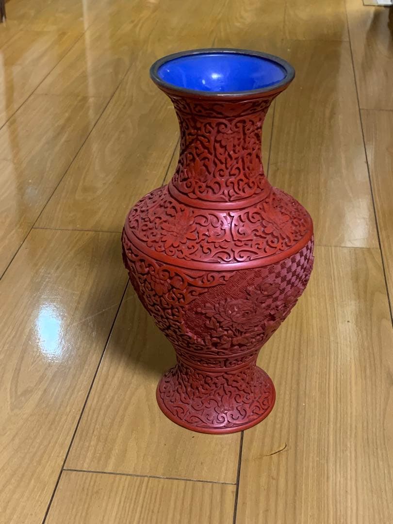 堆朱赤色の彫刻花瓶高さ30cmアンティーク品かけあります