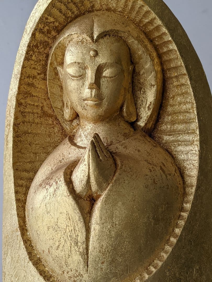 平和観音さま・貴方に幸せを届けます。A4 −1　　　　彫刻家　　岩村一博　作