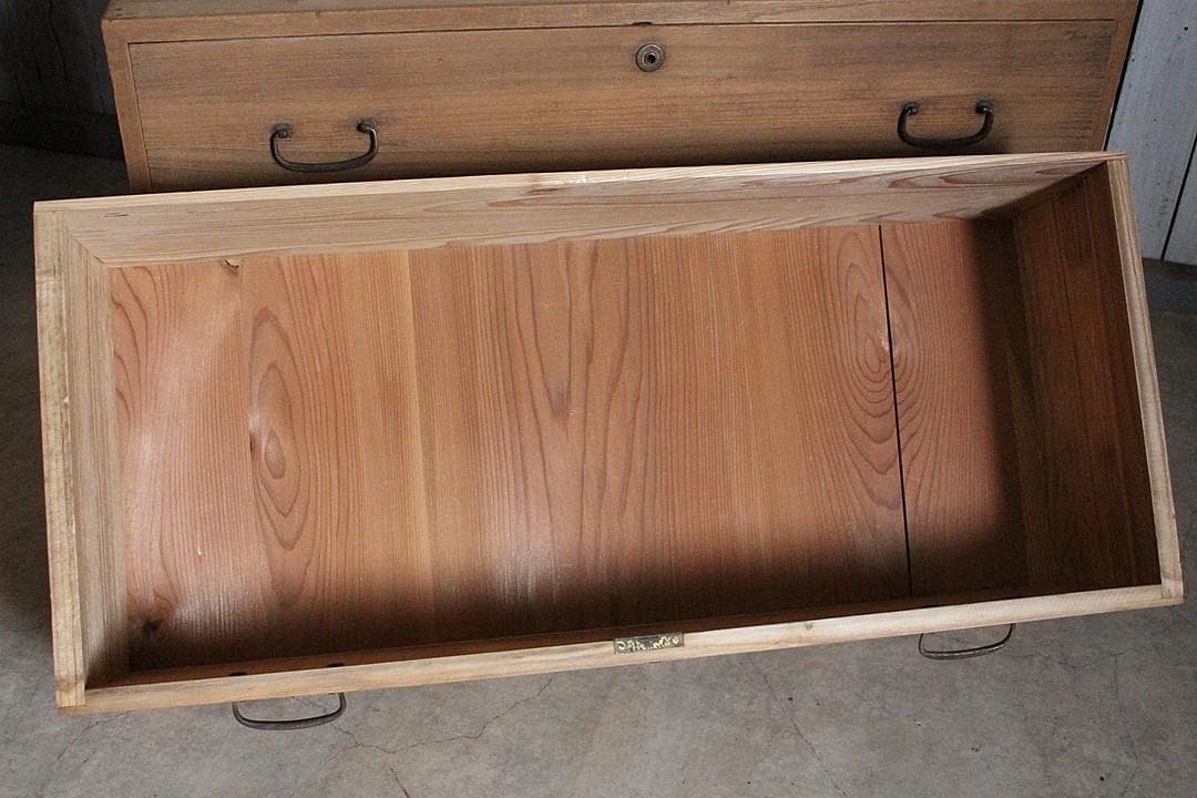 古く味のある木製の引き出し2段　チェスト　桐箪笥　タンス　古家具　古民家
