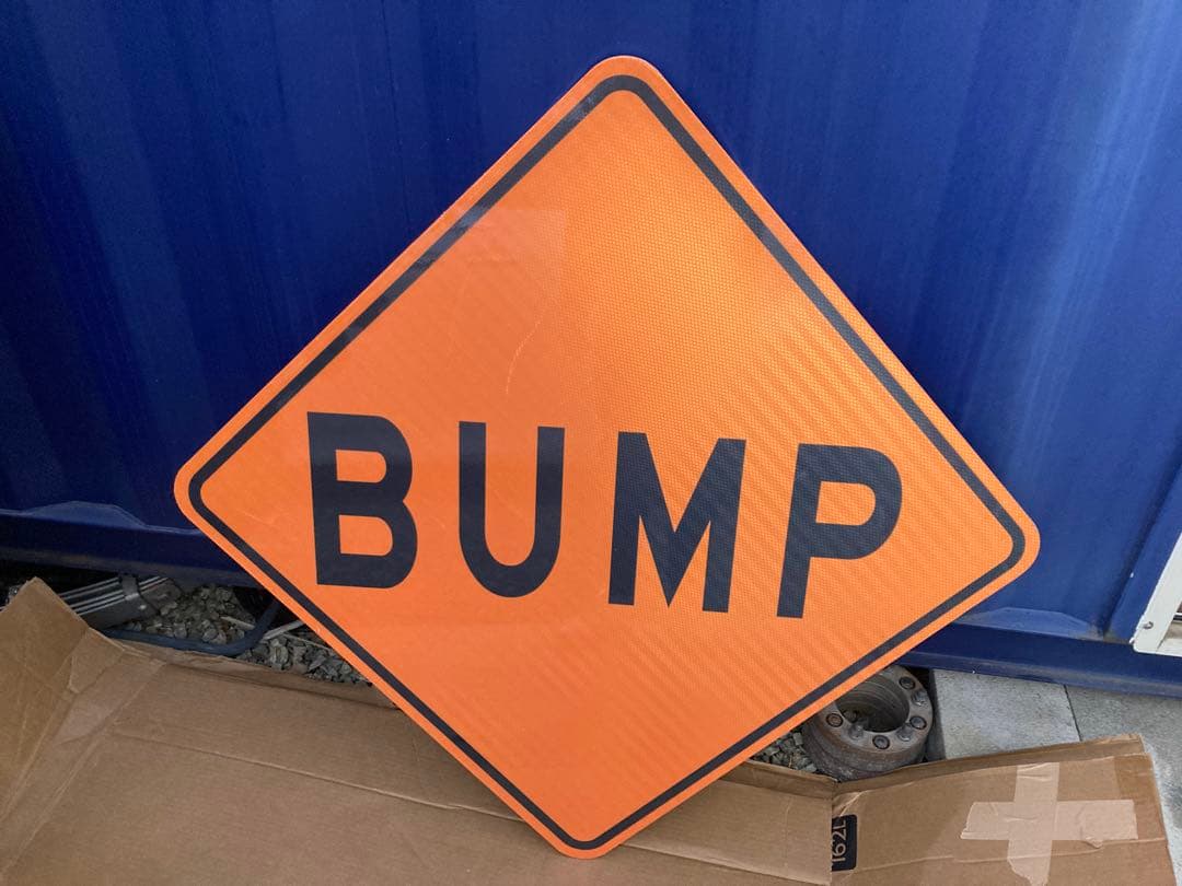 アメリカ　道路標識　看板　本物仕様　アメリカンガレージ雑貨　BUMP 特大