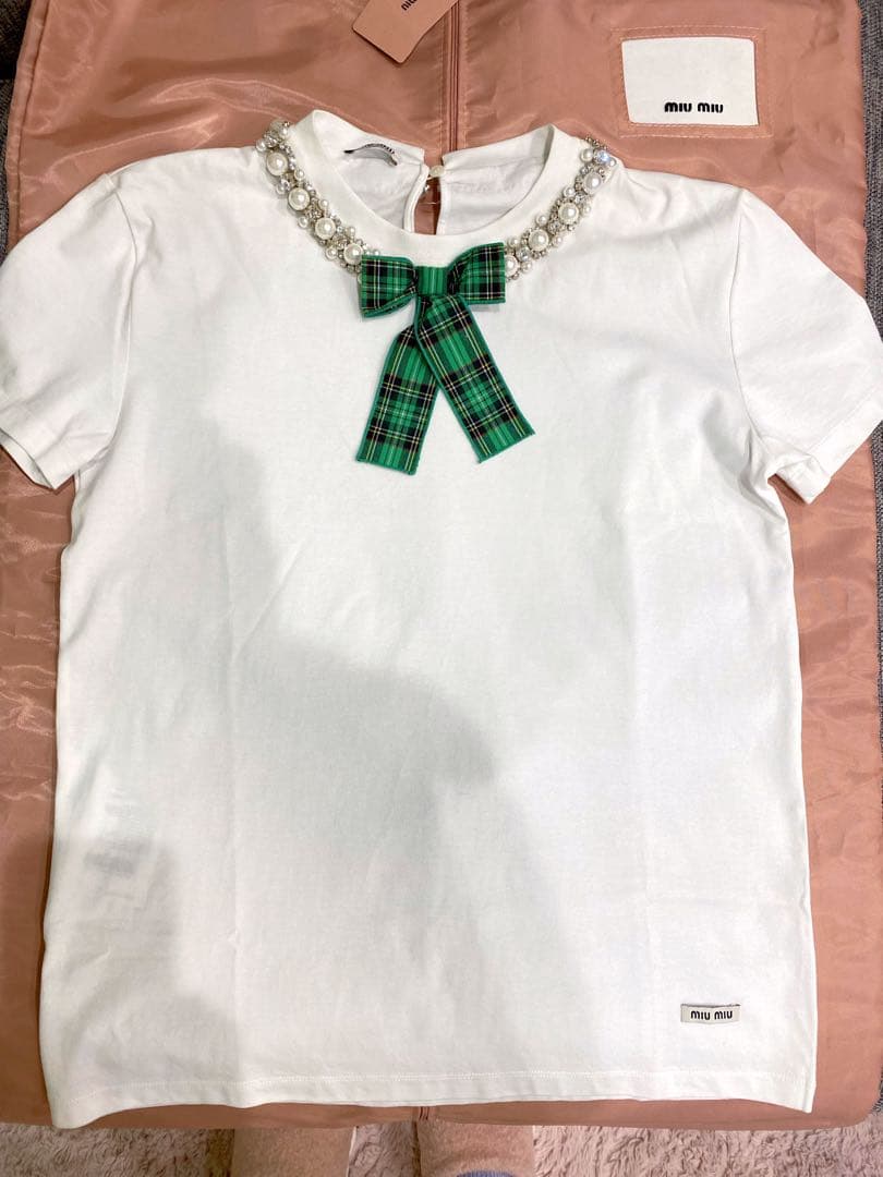 最終値下げ　ミュウミュウ首元ビジュー蝶々付き半袖Tシャツ