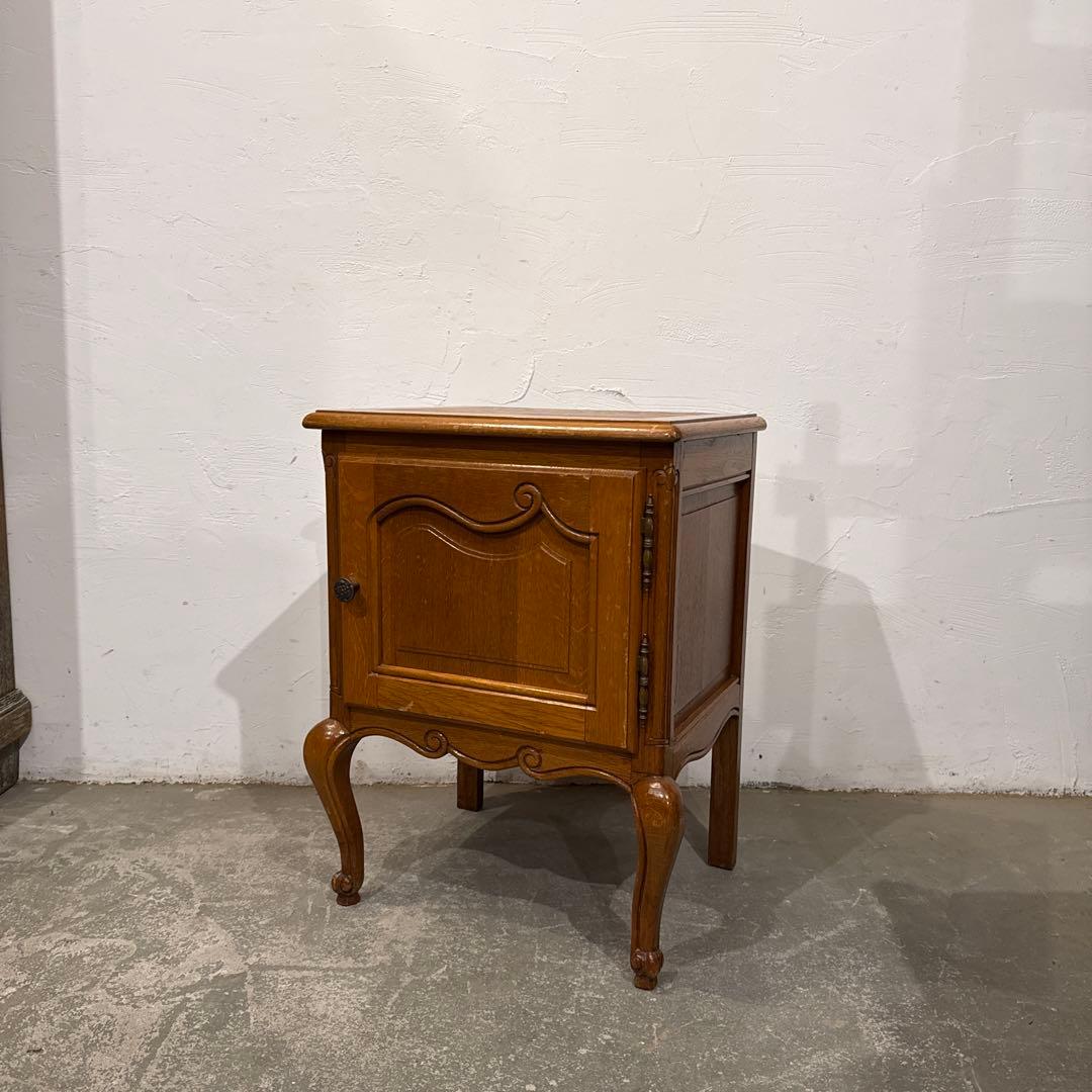 ヴィンテージ　木製サイドテーブル　扉収納付き　猫脚　1