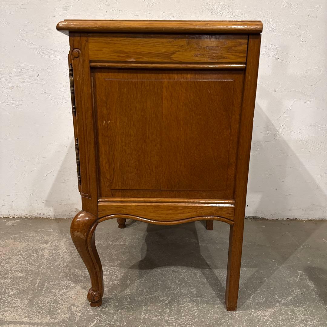 ヴィンテージ　木製サイドテーブル　扉収納付き　猫脚　1