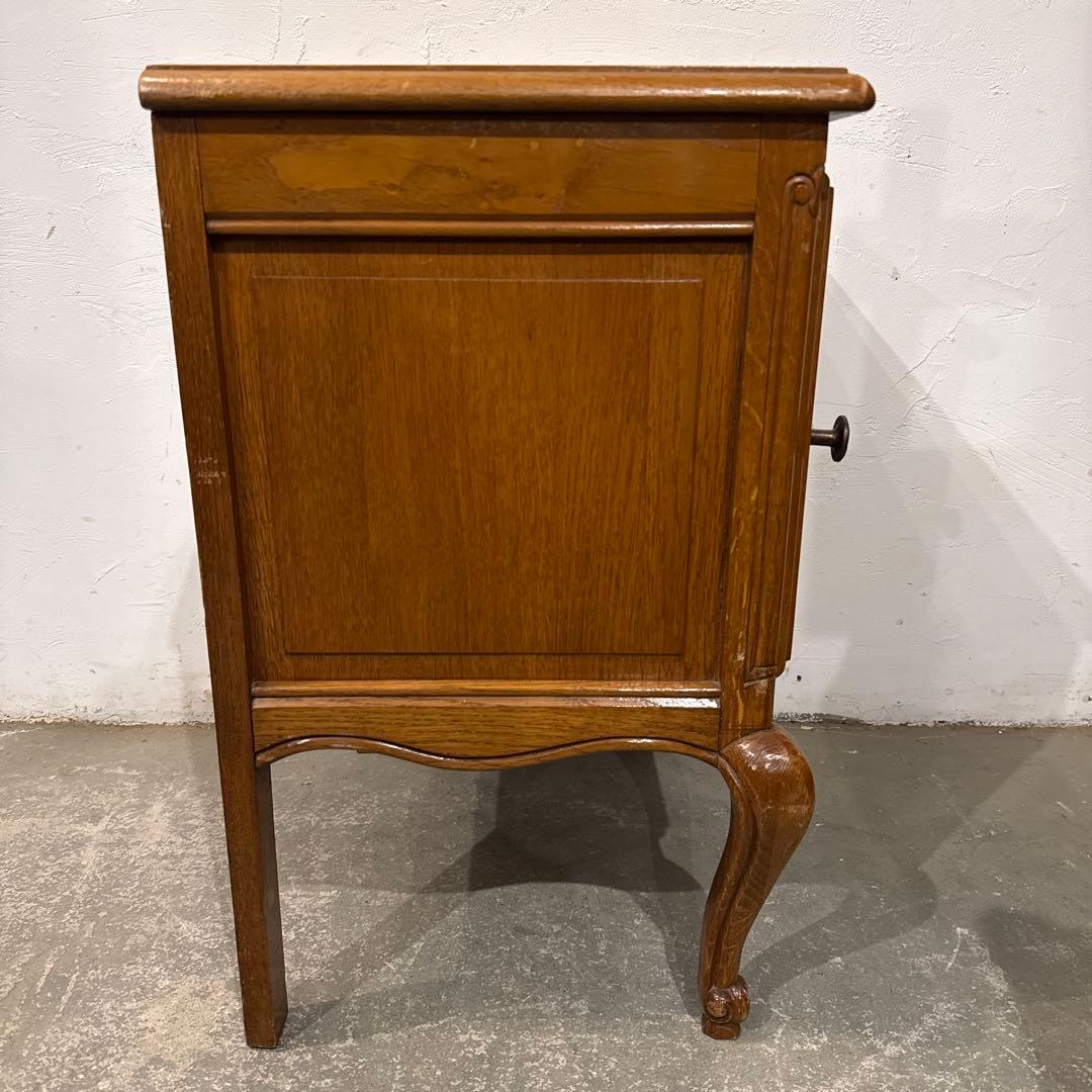 ヴィンテージ　木製サイドテーブル　扉収納付き　猫脚　1