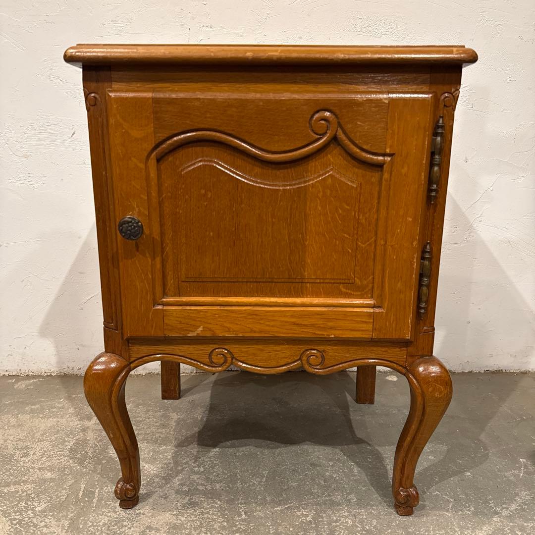 ヴィンテージ　木製サイドテーブル　扉収納付き　猫脚　1