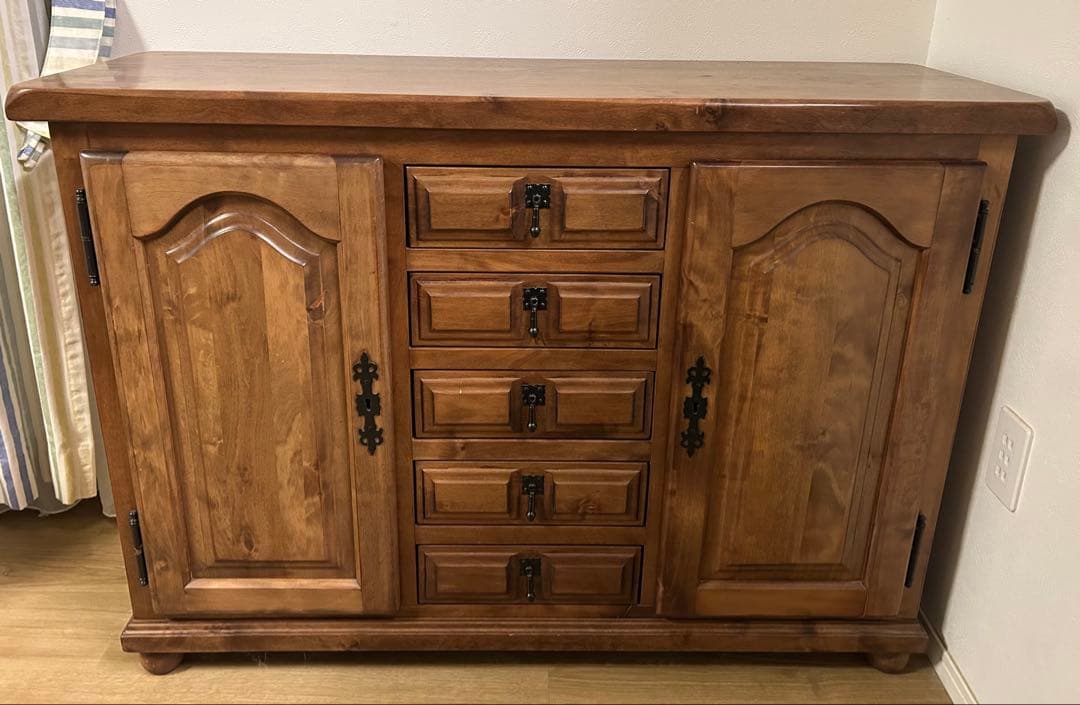 カスティリアン様式　スパニッシュ　アンティーク　　　スタイル　サイドボード