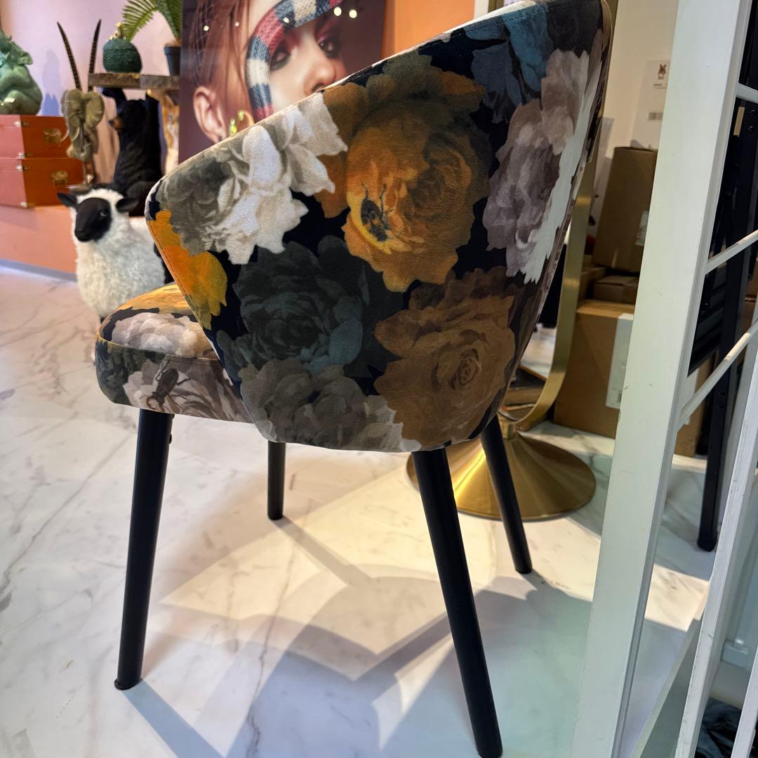 多色花柄のアーチ型椅子