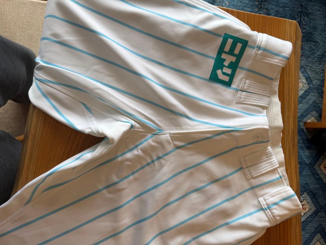 中田翔選手 着用ユニフォーム上下セット 背番号下に直筆サイン入り。