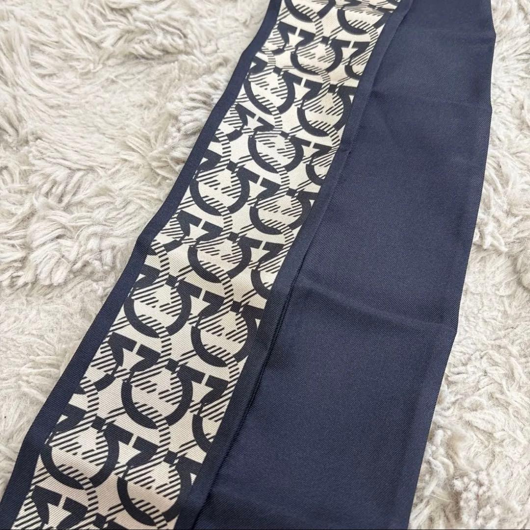 サルヴァトーレフェラガモ ガンチーニ柄 総柄 ネイビー×ベージュ バンドゥ