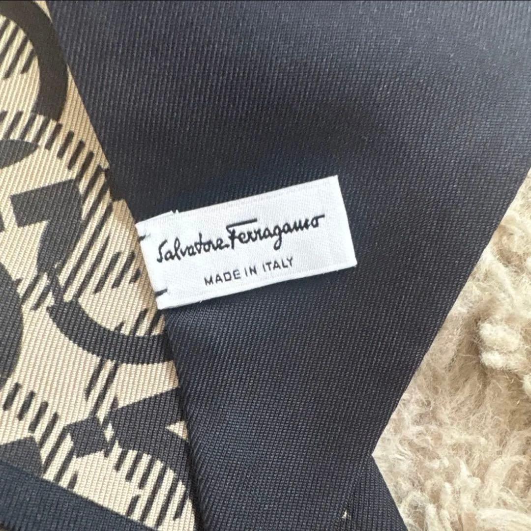 サルヴァトーレフェラガモ ガンチーニ柄 総柄 ネイビー×ベージュ バンドゥ