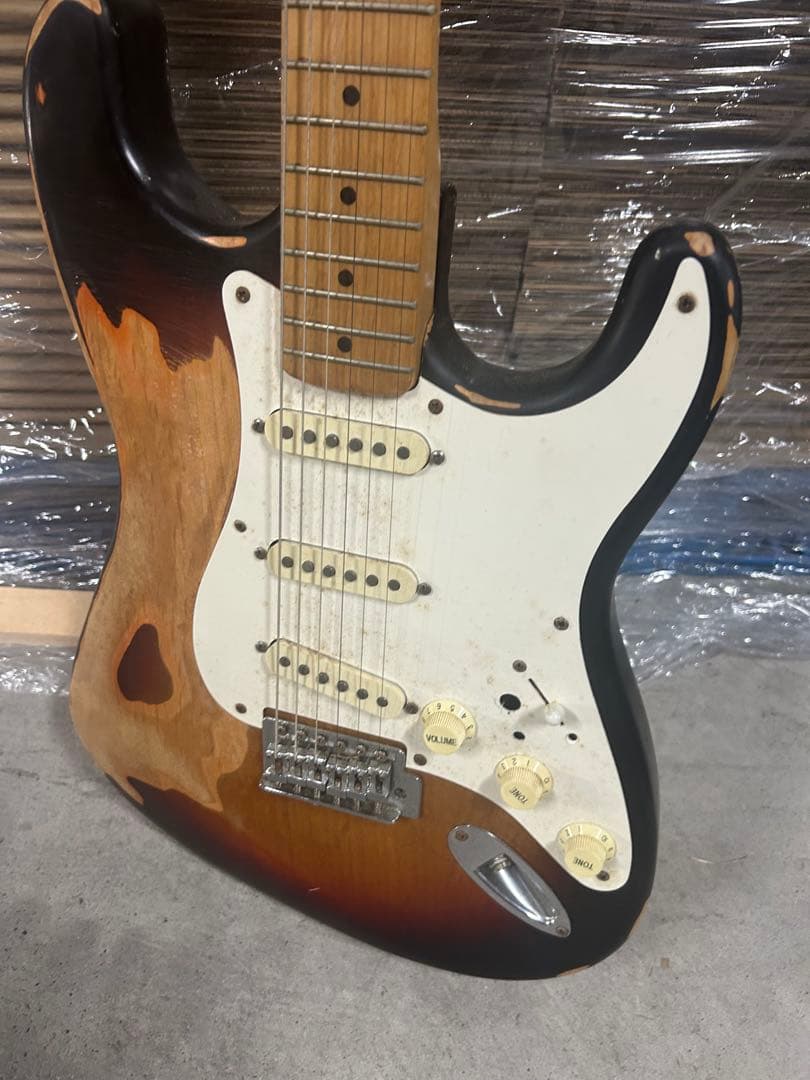 Fender Stratocaster サンバースト　本物ではないそうです？