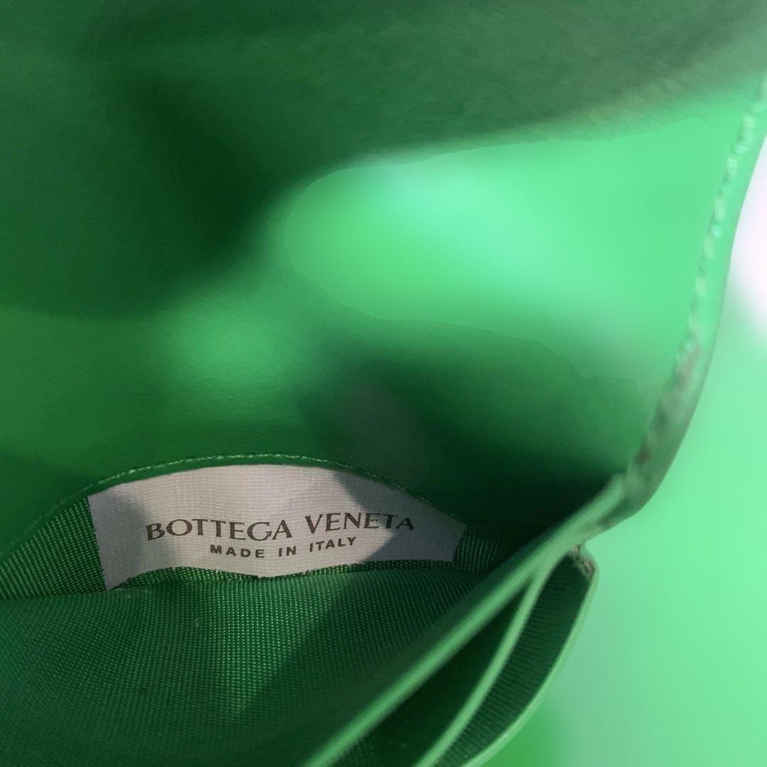 り*な様 BOTTEGA VENETA 二つ折り財布 グリーン