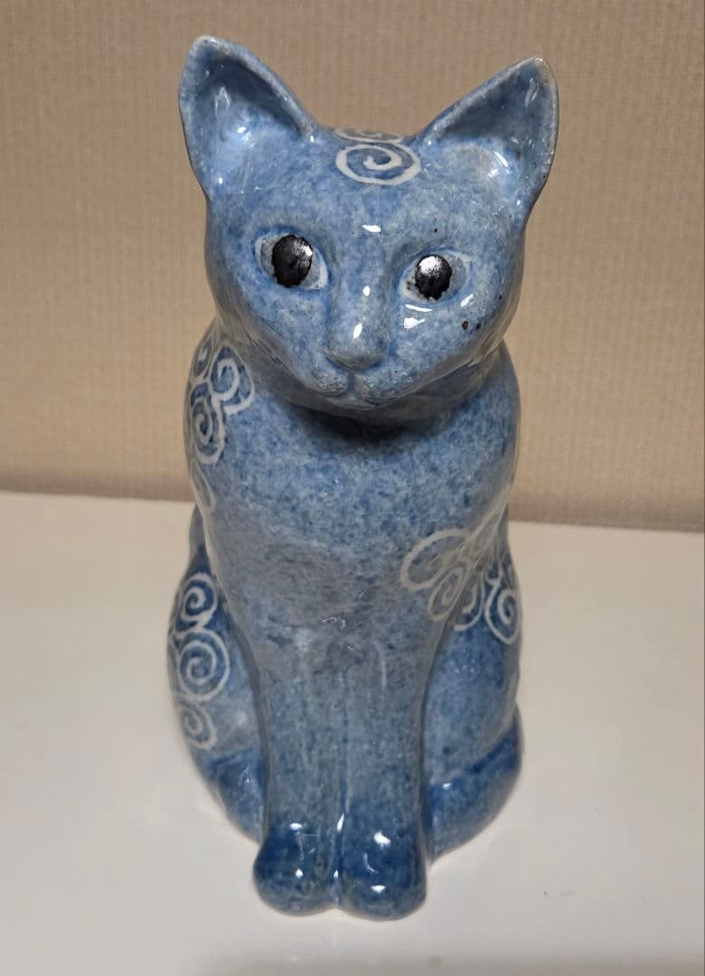 広瀬さちよ作 猫置物 唐草模様　陶器製 唐草模様 ブルー