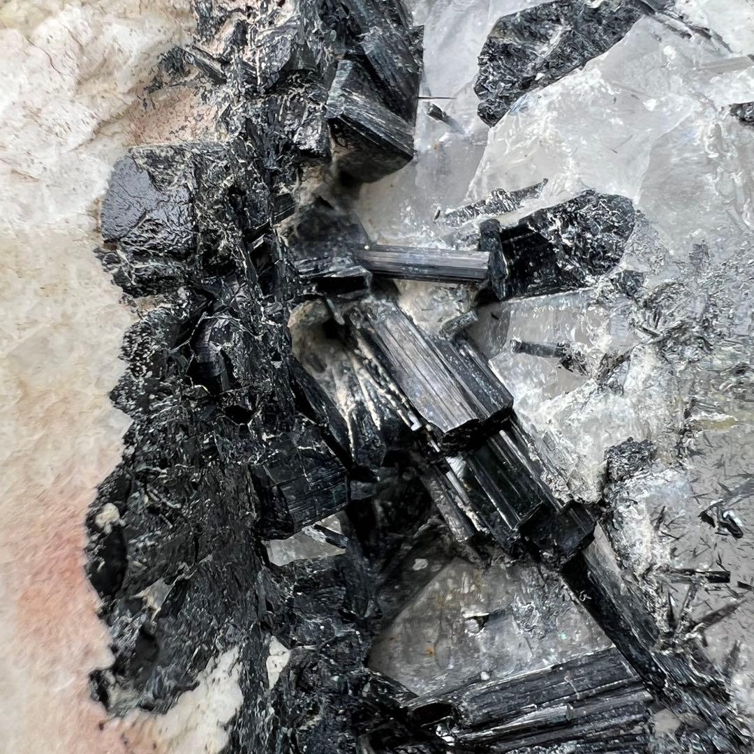 ✳️びっしり密集したブラックのルチル✨虹入り ルチルクォーツ トルマリン 六角柱