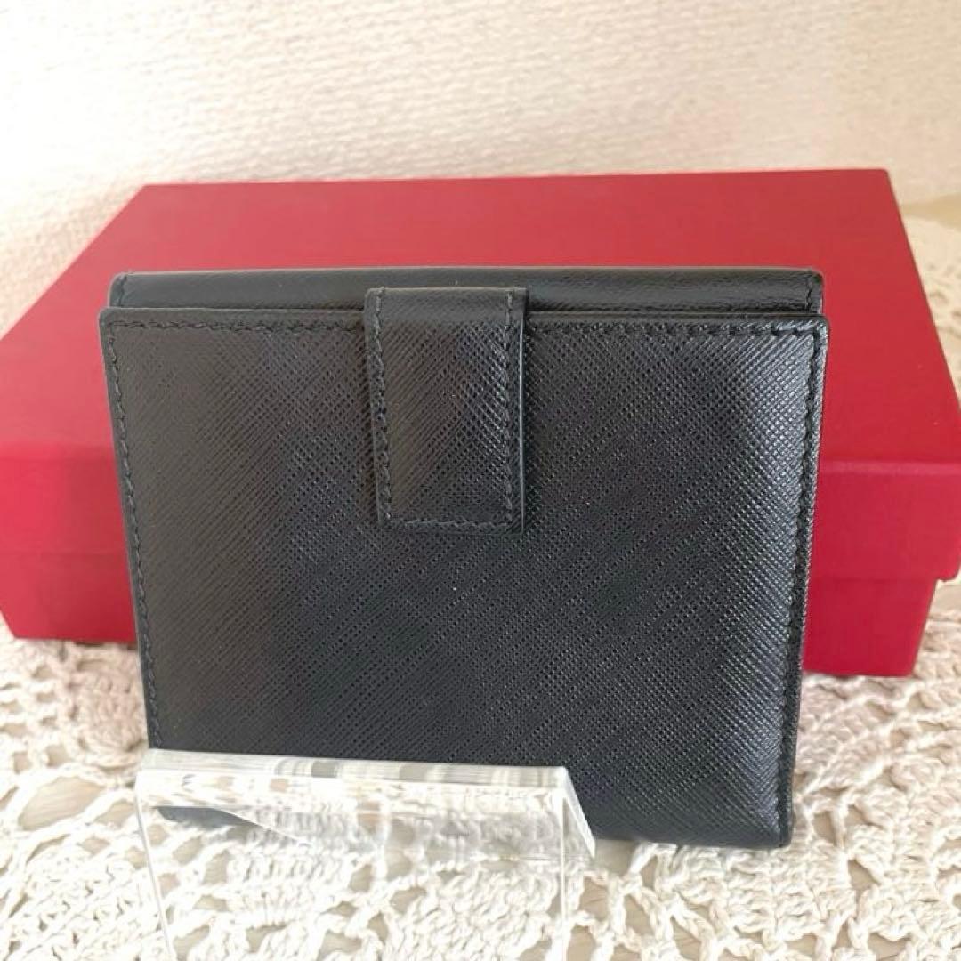 極美品　サルヴァトーレフェラガモ　二つ折り財布 ブラック
