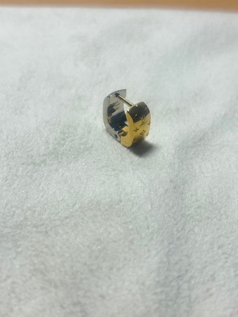 LOUIS VUITTONブックレドレイ・ナノグラムピアス