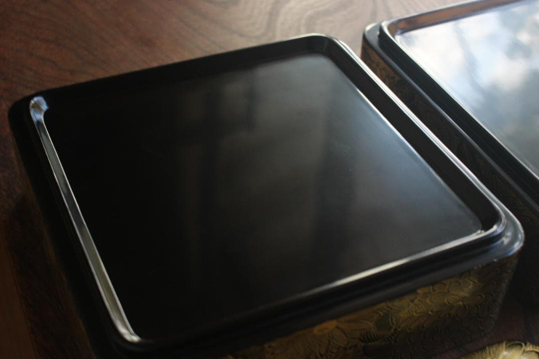 デッドストック！上質内朱黒漆に極上菊詰沈金の映える輪島塗三段重（検重箱お重