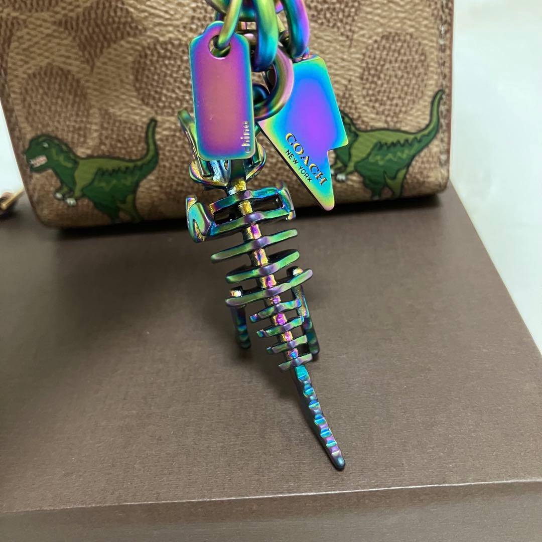 新品　COACH レキシー　キーホルダー　恐竜　メタル　バッグチャーム