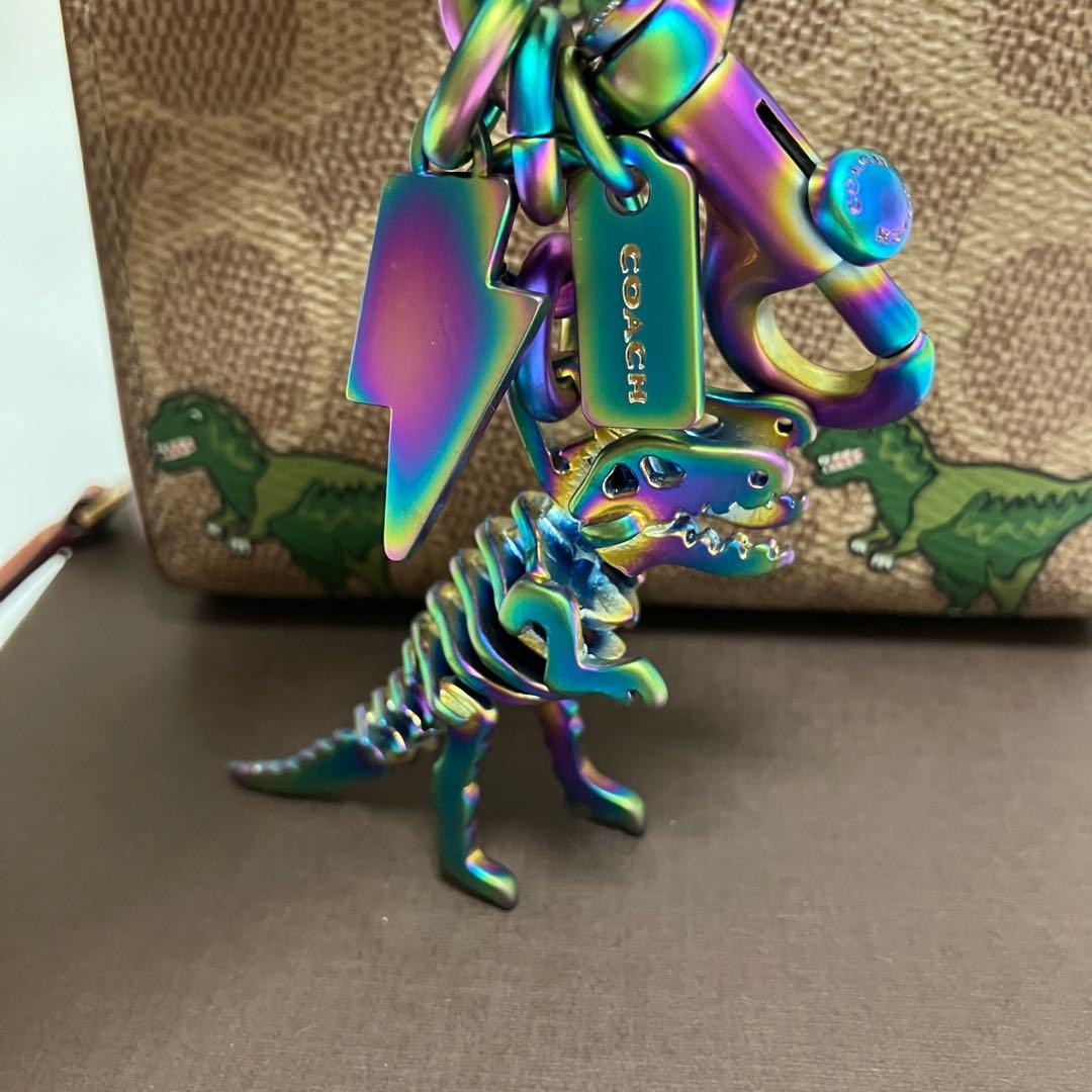 新品　COACH レキシー　キーホルダー　恐竜　メタル　バッグチャーム