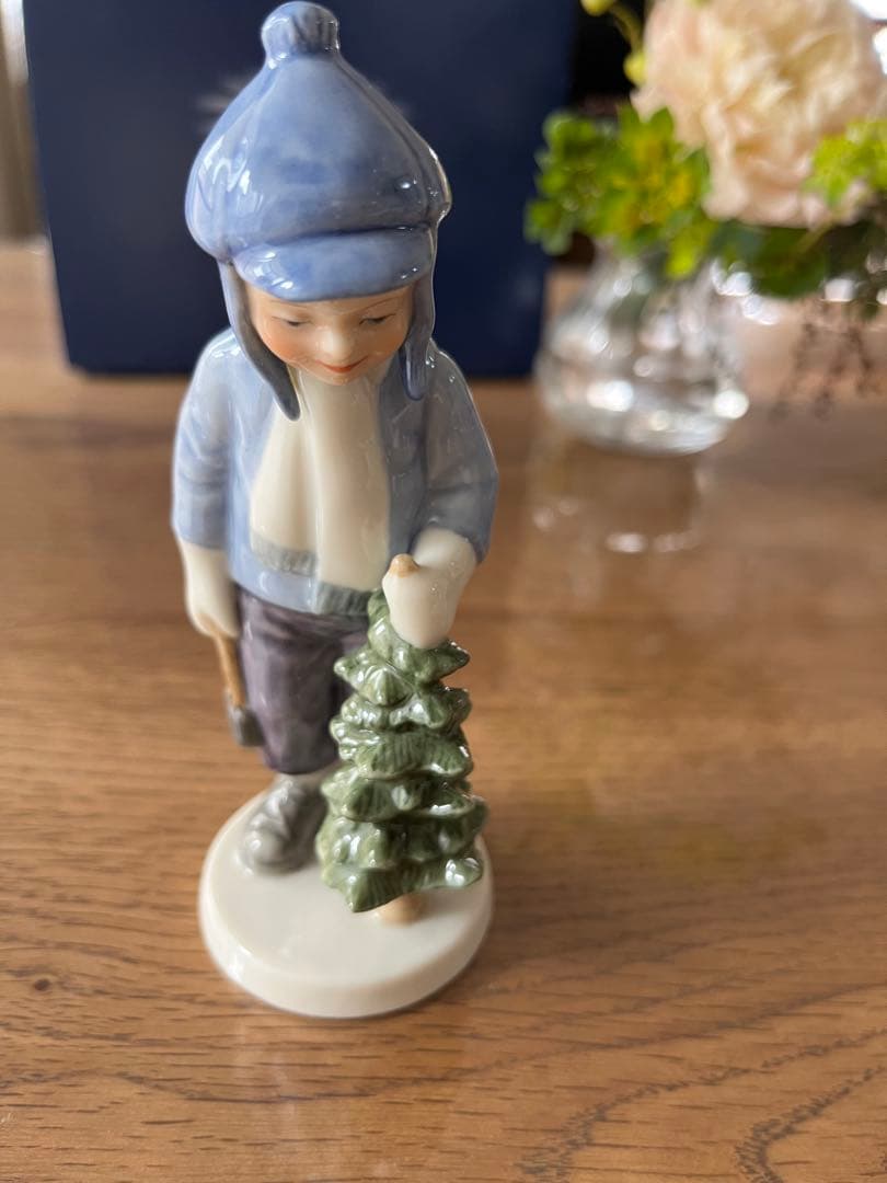 2002年　ロイヤルコペンハーゲンフィギュリン 少年とツリー