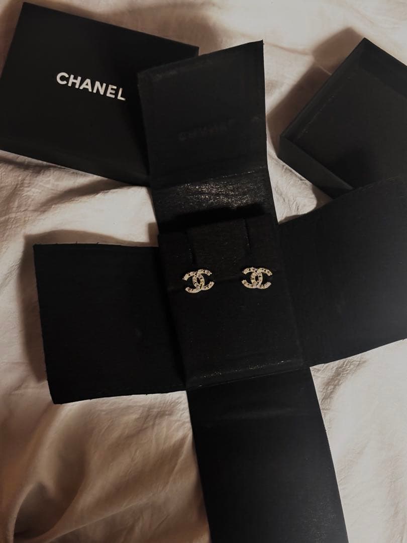 CHANELロゴピアス