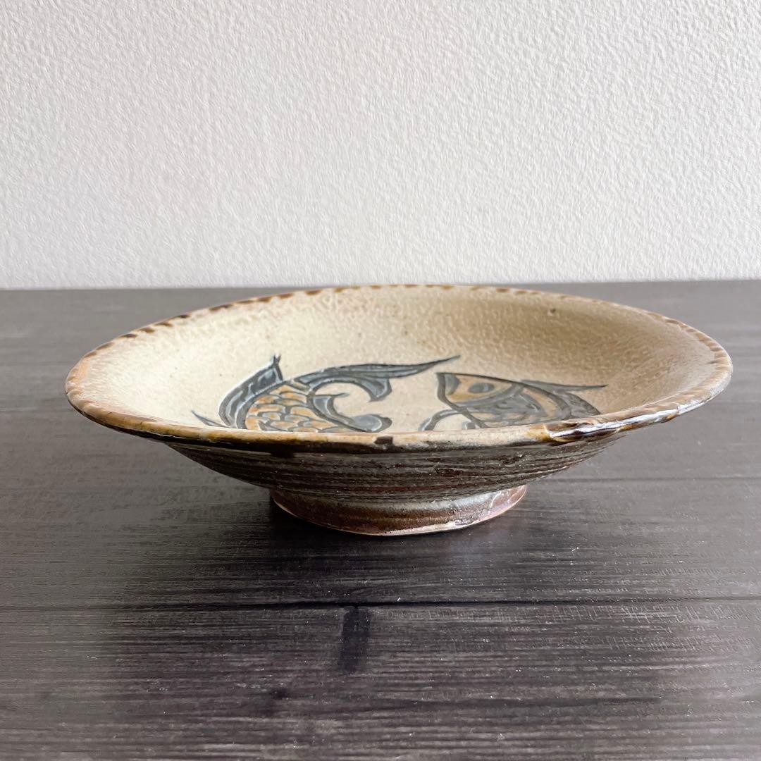 金城次郎 六寸皿 刷毛目線彫 魚文 魚紋 壺屋焼 やちむん 沖縄 民藝 工藝