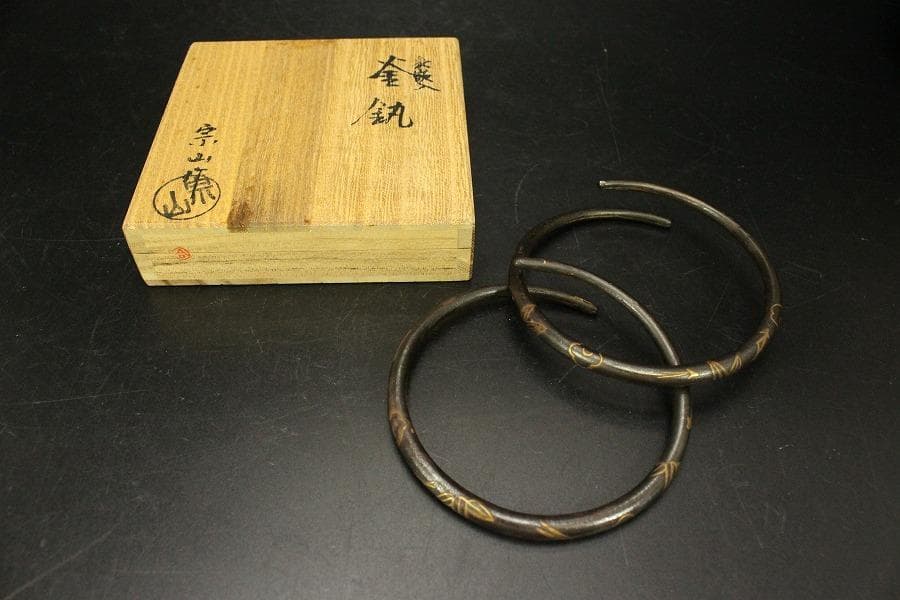 角谷莎村 作 銀摘 瑞鳥紋 丸釜 共箱 金象嵌 釜環 火箸 美品(ZE517)