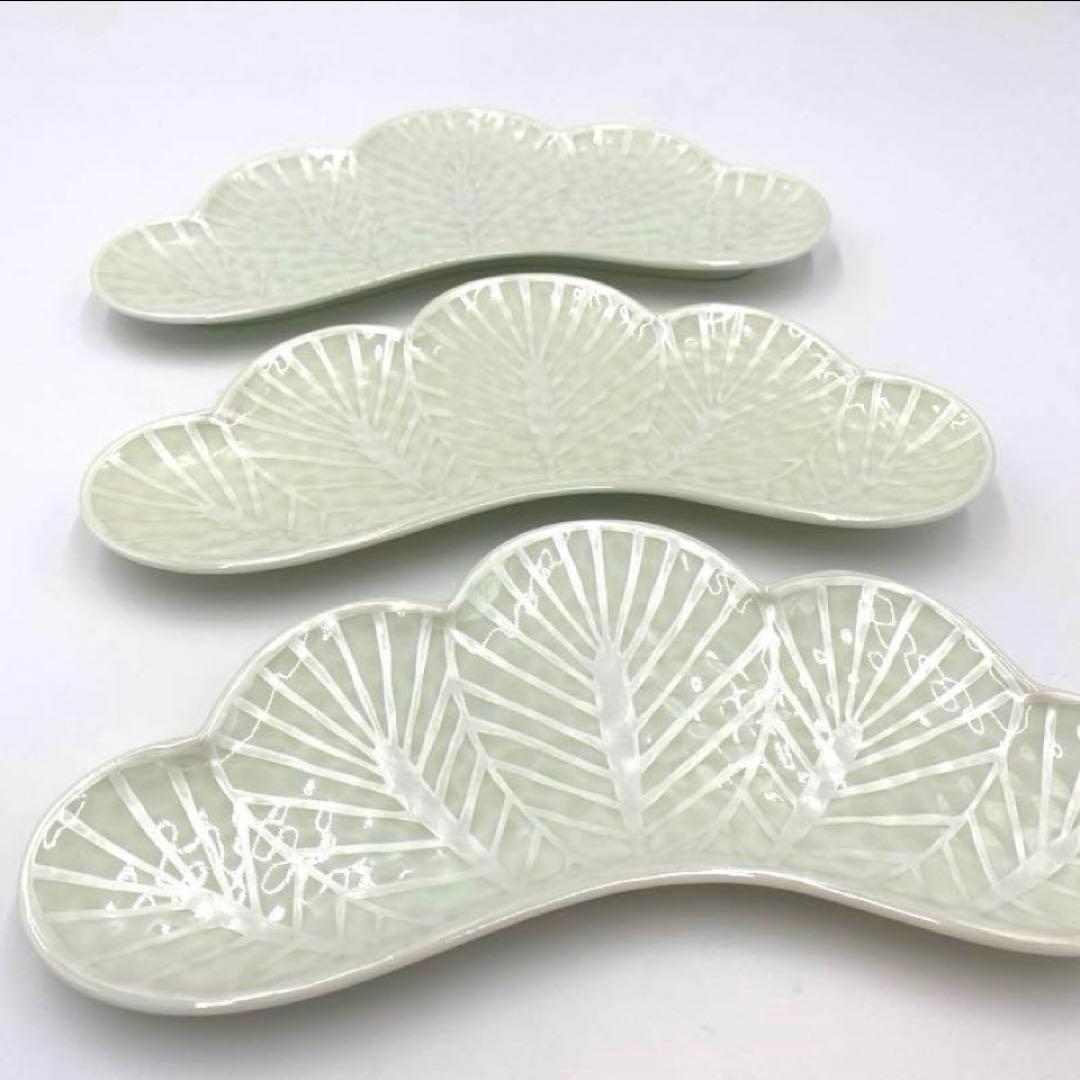 【新品】【大人気】有田焼幸楽窯　錦銀松葉形前菜皿3枚セット　縁起物