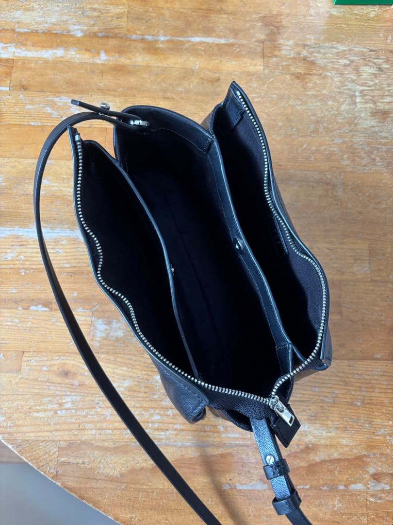 【完売品】COS TOMEミニクロスボディ　レザーブラック