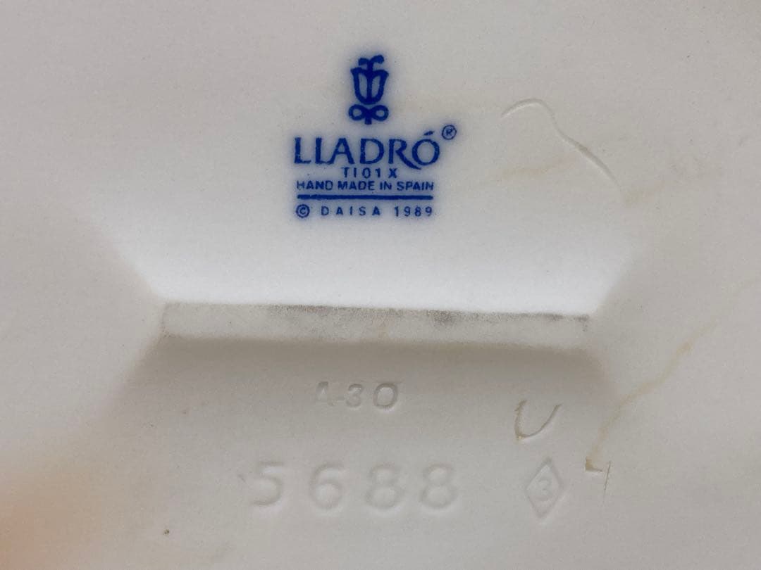 リヤドロ　フィギュリン　「風邪をひかない様に」 5688