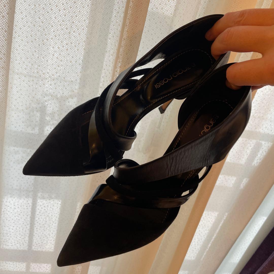 セルジオロッシ　ブラックポインテッドトゥ　ハイヒール　黒　エレガント　ブラック